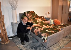 Eric-Jan Kuen van Tekvor Care Nederland showt de Elba Royal, een uitgelezen hoog/laag bed die zorgt voor een huiselijk gevoel. Deze is verkrijgbaar in 2 verschillende stofgroepen met ieders vijf kleuren. "We leveren binnen twee weken", aldus Eric-Jan.